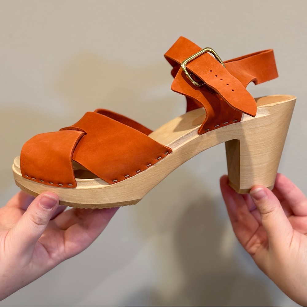 🧡 Never Worn (in box!) Bryr Clogs 🧡